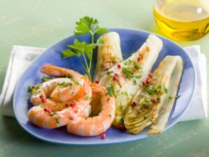 Gegrillter Chicorée mit Garnelen und Tomatensalat