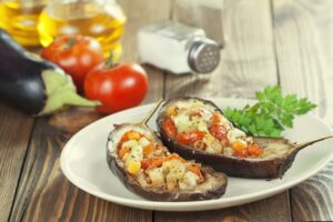 Gebackene Aubergine mit Gemüse und Mozzarella