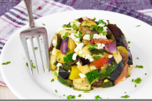 Gebratene Aubergine mit Zucchini, Kartoffel und veganem Feta