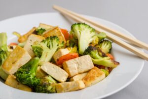 Gebratener Tofu mit Gemüse