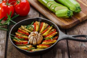 Kartoffelscheiben mit Tomaten, Zucchini und Dip