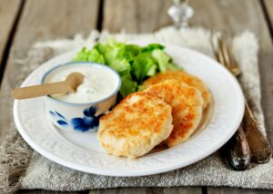 Putenfrikadellen mit Salat und Joghurtsauce