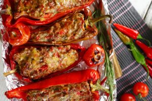 Gefüllte Paprika mit Feta, Tomaten und Peperoni