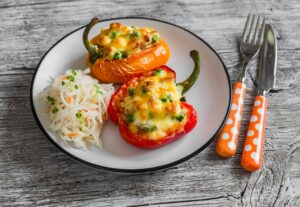 Gefüllte Paprika mit Putenbrust, Möhren, Erbsen und Krautsalat