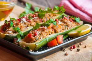 Gefüllte Zucchini mit Thunfisch, Paprika und Möhre