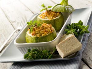 Gefüllte Zucchini mit Tofu und mit Käse überbacken