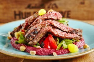 Gegrilltes Hüftsteak mit rote Bete-Püree und Paprika