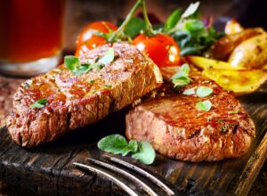 Gegrilltes Steak mit Kartoffeln und Tomaten