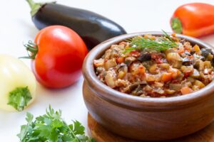 Gemüseeintopf mit Aubergine, Zucchini, Paprika und Tomaten