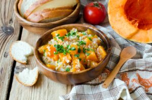 Gemüsesuppe mit Kürbis, Blumenkohlreis und Geflügelhack