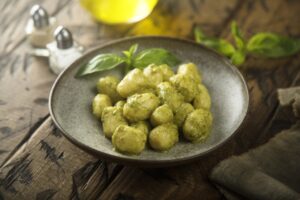 Gnocchi mit Pesto und Tomatensalat