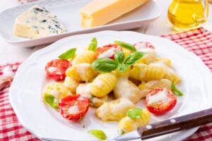 Gnocchi mit Tomaten, Gouda und Basilikum