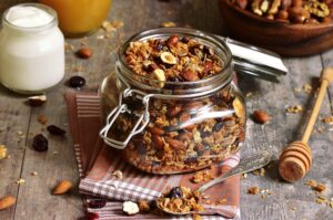 Granola mit Nüssen und Cranberries