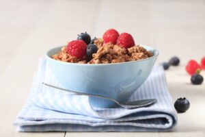 Granola mit Bananen-Schokomilch, Walnüssen und Kernen