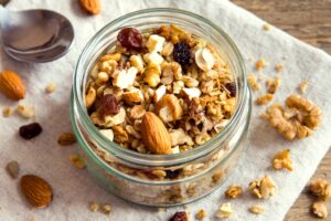 Granola mit Nüssen, Rosinen und Erdbeermilch