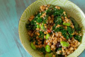 Graupen mit Quinoa, Grünkohl, Edamame und Tomaten