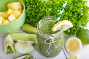 Grüner Smoothie mit Apfel, Ananas, Gurke, Spinat und Zitronensaft