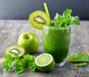 Apfel-Kiwi-Smoothie mit Spinat