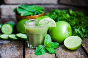 Grüner Smoothie mit Apfel, Gurke, Spinat, Limette und Minze