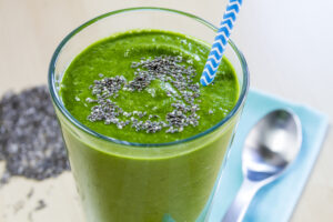 Grüner Smoothie mit Banane, Spinat und Zitronensaft