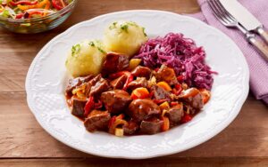 Schweinegulasch mit Rotkohl und Kartoffelkößen