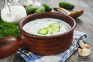 Gurken-Joghurtsuppe mit frischem Dill und Knoblauch