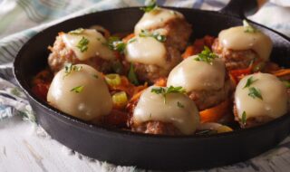 Hackfleischbällchen mit Gemüse und Mozzarella