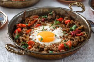 Hackfleischpfanne mit Ei, Paprika und Tomaten