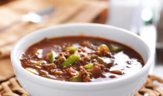 Tomatensuppe mit Sojahack, Brechbohnen und Paprika