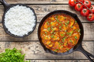 Hähnchenfleisch in Tomatensauce mit Petersilie und Reis