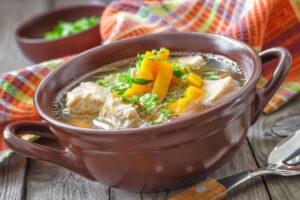 Hähnchenfleischsuppe mit Möhren und Pastinake