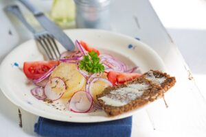 Schwarzbrot mit Harzer Käse, Zwiebel und Tomaten