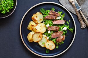 Rinderhüftsteak mit Bratkartoffeln, Erbsen und Feta