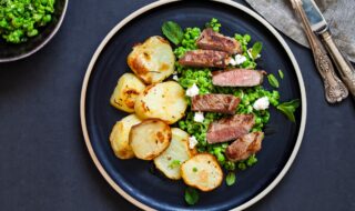 Rinderhüftsteak mit Bratkartoffeln, Erbsen und Feta