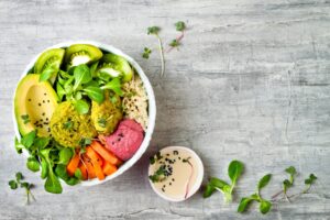 Hummus Bratlinge mit Zucchini, Avocado und Salat