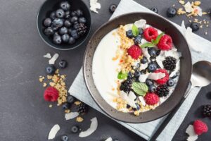 Joghurt Bowl mit Beeren, Minze und Kokos