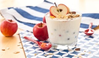 Joghurt mit Apfel, Haferflocken, Quark und Rosinen