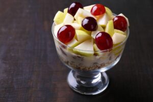 Joghurt mit Apfel, Trauben und Haferflocken