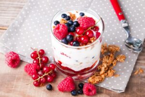 Joghurt mit Banane, Beeren und Müsli