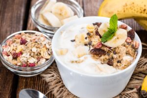 Joghurt mit Banane und Hirseflocken