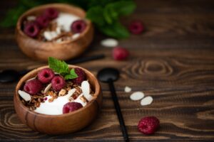 Joghurt mit Himbeeren, Kokos und Dinkelflocken