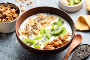 Joghurtbowl mit Kiwi, Banane und Haselnüssen