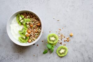 Mandeljoghurt mit Kiwi, Buchweizenflocken und Haselnüssen