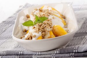 Joghurt mit Mango und Haferflocken