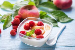 Pfirsich-Joghurt mit Himbeeren