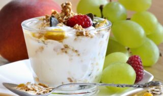 Joghurt mit Trauben, Himbeeren und Müsli