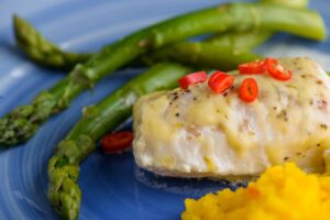 Kabeljaufilet mit Safranreis und grünem Spargel