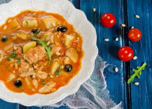 Kabeljausuppe mit Tomaten, Kartoffeln und schwarzen Oliven