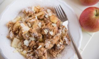 Apfel-Kaiserschmarrn mit gehobelten Mandeln