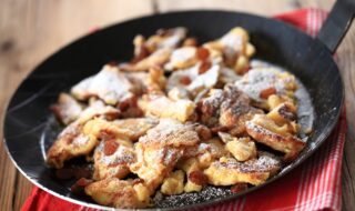 Kaiserschmarrn mit Apfelmus und eingelegten Rosinen